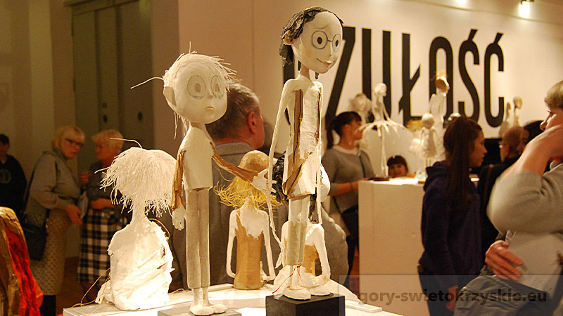 Niesamowite lalki z papieru na wystawie „Czułość” w kieleckiej Galerii Winda